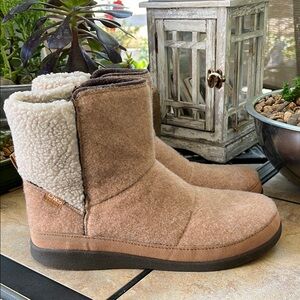 Chaco Tan and Cream Ankle Boots